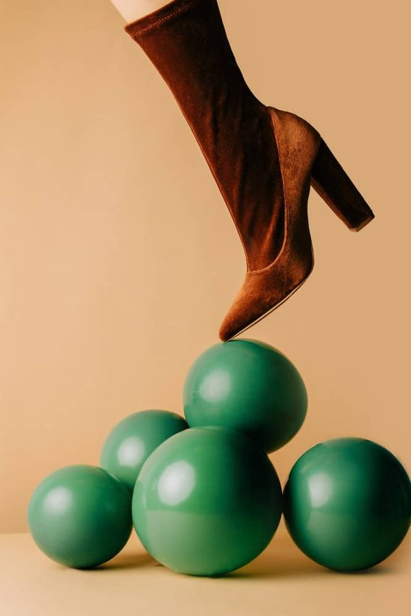 Quelles astuces pour intégrer des pièces en velours côtelé dans une garde-robe de bureau contemporaine ?