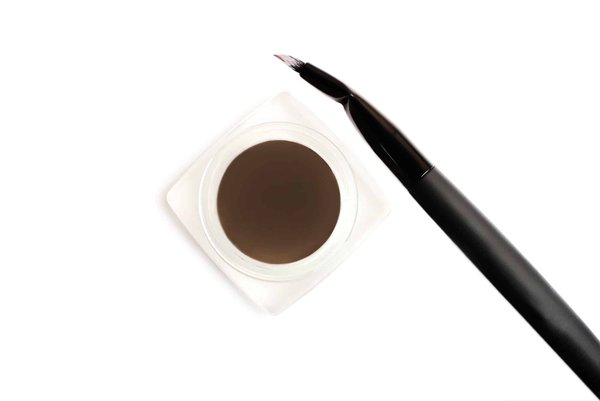 Cosmétiques pour les sourcils : des incontournables pour mieux embellir votre regard